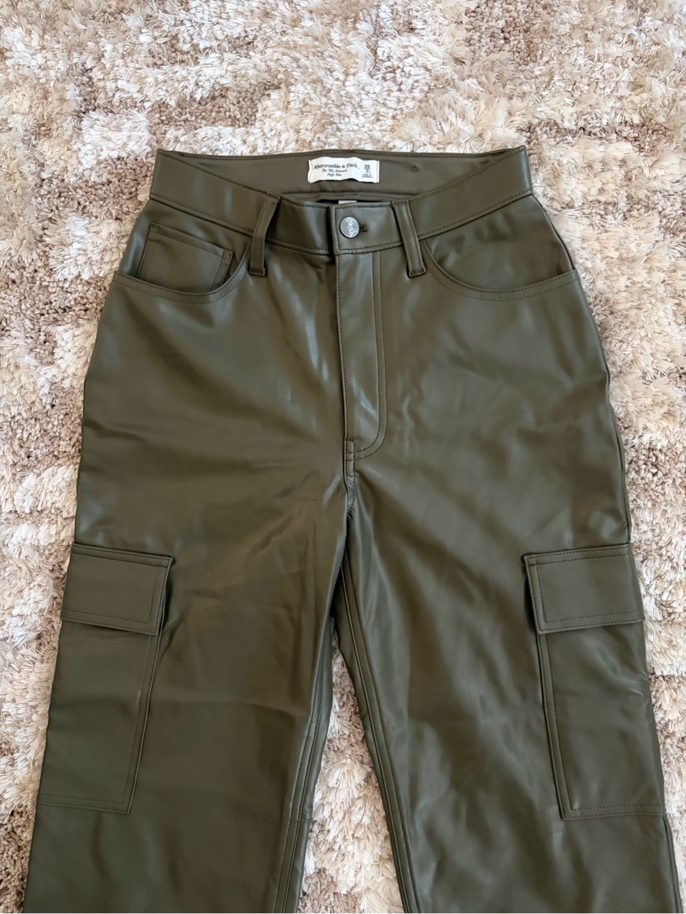 NEW Abercrombie Women’s size 26 2S  Green Cargo Faux-Leather Pants - Picture 2 of 5